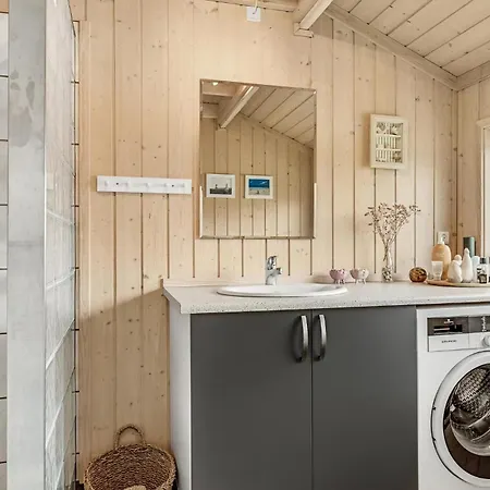 3 Bedroom Cozy In Feriehus Grenå